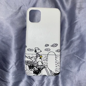 gullig peanuts mobilskal - Super gullig skal som passar till iPhone 11. Collab med H&M och Peanuts Worldwide LLC. Aldrig använd. 