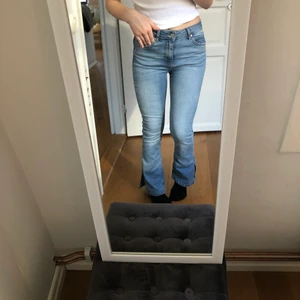 Jeans - Jeans ifrån Ginatricot i storlek 34 💗🙈 Använga några gånger men i superfint skick. Längst ner på byxan så är den slits 🙌🏻🙌🏻 100kr plus frakten som kostar 66kr 🙏🏻