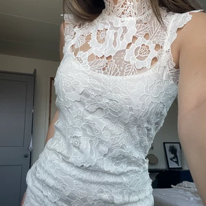 Studentklänning  - Väldigt fin och elegant! Funkar pefekt till studenten eller skolavslutningen! Ordinarie pris var 700 om jag minns rätt. Hör av dig om du har några frågor! 🥰