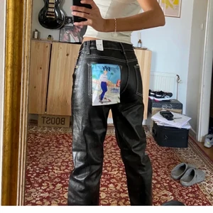 Eytys jeans - Säljer dessa as snygga eytys jeansen som bara är användna typ en månad då de är lite stora (de är stora i storleken) köpta på eytys på NK för 1900kr❤️finns inga synliga tecken på användning. OPS: första bilden är lånad! De två sista är mina egna