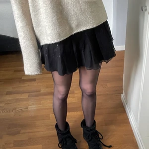 Svart kjol - Svart kjol med paljetter, jättefint skick! Stretchigt material vid midjan så passar typ all storlekar 💕