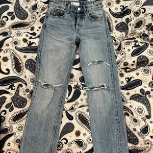 Zara mid Rise straight leg jeans  - Mid Rise jeans från zara. Knappt använda. Passar mig som är 170. Men de är för små för mig i midjan, därför jag säljer. Kontakta mig om ni har några frågor❤️ säljer för 200 kr plus frakt 66kr, storlek 32