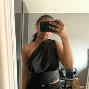 Fest topp - Säljer denna svarta silkes toppen från NA-KD. Aldrig använd och i perfekt skick💓