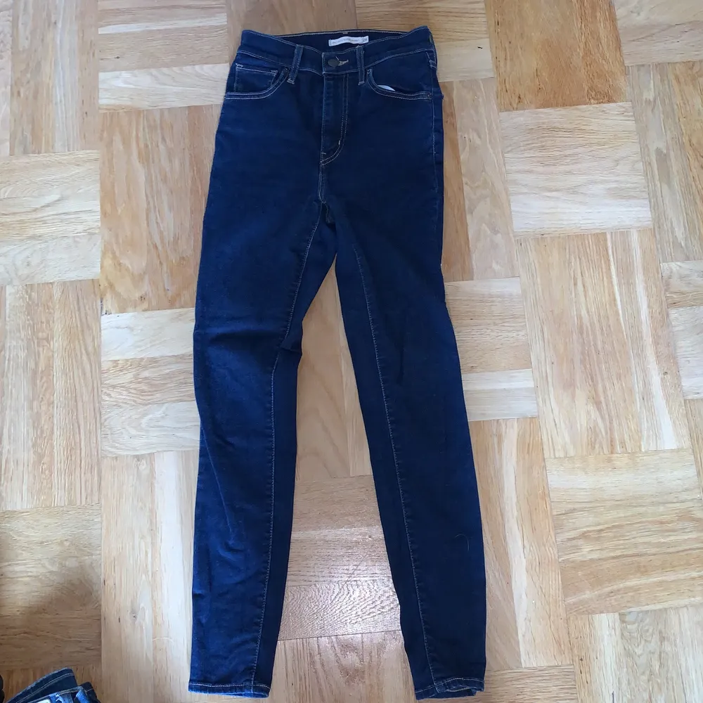 Högmidjade skinny jeans strl w26. Lite slitna i grenen, annars bra skick. Köparen står för frakt, men kan ev mötas upp i Stockholm vid köp av flera plagg.. Jeans & Byxor.