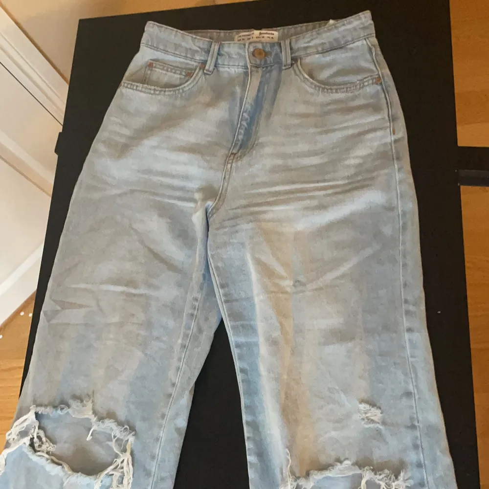 Stradivarius Jeans i storlek 38. Hål på knäna och modellen long straight fit. Farkut & Housut.
