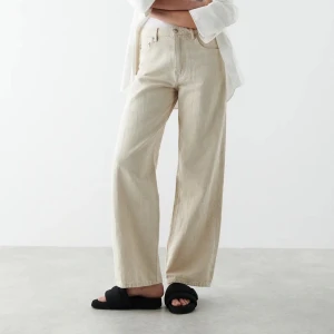 Linen wide jeans - Jeans i linnemix med hög midja. Jeansen är beigea och har fickor fram och bak. De har en dragkedjegylf och vida ben. Original pris 499kr. Aldrig använda.