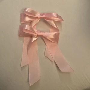 Par hårrosetter -handmade  - Söta rosa hårrosetter gjora av mig. Sätts fast i håret med hjälp av ”aligator” klämmor. Super söta att ha i håret till Twin/pigtails 