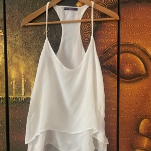 Bershka topp vit strl L - Använd en gång• liten i storleken för att vara en L mer som en medium 