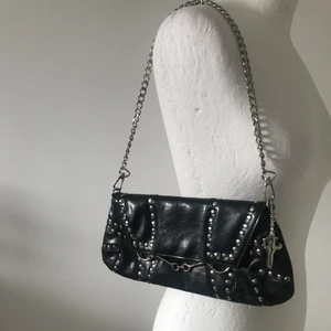 y2k svart kuvert väska - märke: friis company. avtagbar kedja handtag. möts upp i stockholm eller fraktar 🖤 den finns kvar