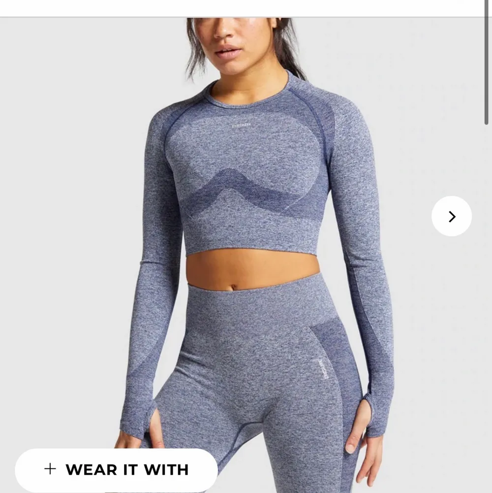 Croppad träningströja från gymshark i färgen blå/grå💙. Storlek M. Använd bara fåtal gånger, utan några defekter eller liknande. Nypris 449 kr, min pris 150 + frakt📦. Vid fler frågor skriv i DM!💕. Toppar.