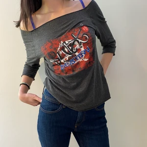 Grå topp med skitcoolt print - As fin tröja med sjukt fint print. Svart/grå. Perfekt skick❣️ KOLLA BIO!💟