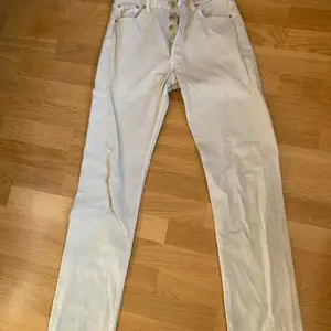 Classic Levis 501, see pics for condition. Really nice color for summer. 36 cm wide on top!