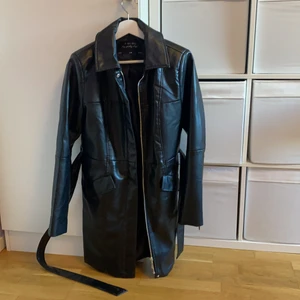 Fake läderjacka  - Knappt använd! Super fin men har för mycket jackor 