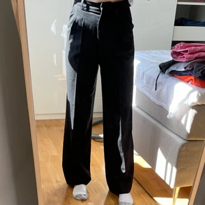 Svarta Kostymbyxor  - Högmidjade svarta kostymbyxor ifrån Bikbok. Köparen står för frakt.