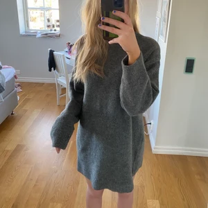 Stickad klänning - Säljer denna jättemysiga stickade klänningen från zara som är perfekt en sommarkväll💕 Den är i väldigt bra skick då den endast är använd 1 gång och den är i storlek M men skulle säga att den passar bättre till någon med storlek S om man vill att den ska sitta lite oversized💕