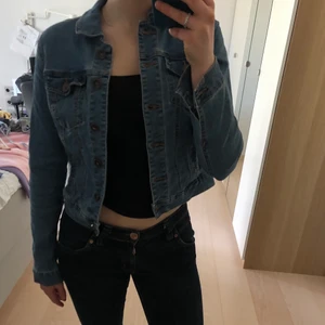 Jeansjacka från Vera Moda storlek XS - En snygg jeansjacka med mörkblåa undertoner🤩Är XS men passar även S eftersom det är de jag har nu och den har fortfarande långa armar. Frakt ingår ej💌