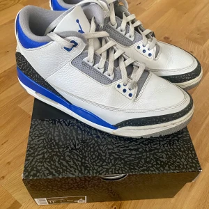 Air Jordan 3 Retro strlk 45,5 - Air Jordan 3 Retro i storlek 45,5. White/Racer Blue-Black. Inköpta oktober 2021 på SNS. Använt skick men helt ok. 