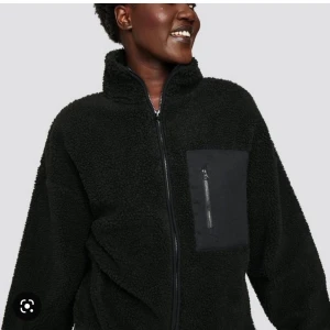 Teddyjacka Cubus  - Svart teddyjacka med dragkedja, storlek M 