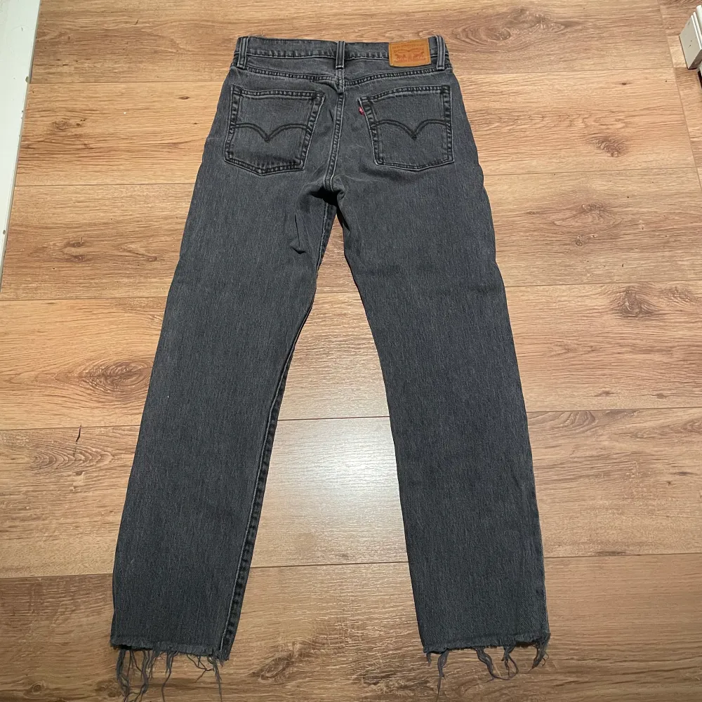 Säljer mina Levi’s jeans då de inte min stil längre. Jeans & Byxor.