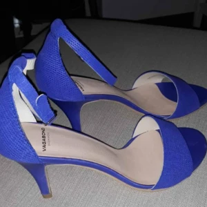 Coboltblå skinnsandalett Vagabond stl 39  helt nya. - Nya Vagabond skinnsandalett, stl 39, 9 cm klack. Helt nya endast provade. 400:-.