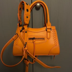 Väska  - Slutsåld väska från Gina tricot. Påminner om balenciagas ”city”. Väldigt sparsamt använd och i absolut nyskick. Kommer med ett långt axelband. 