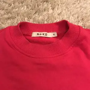 Rosa sweatshirt från NA-KD I XS