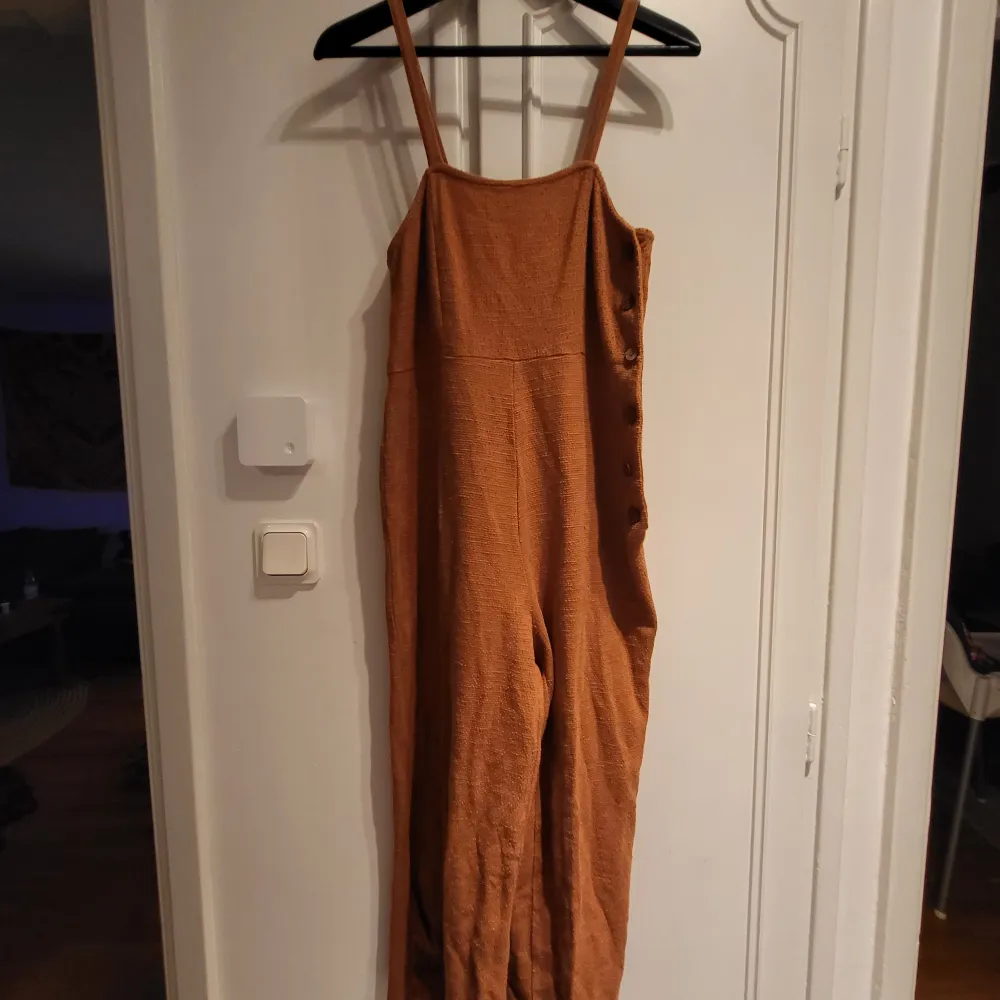 Supersnygg jumpsuit i 70tals stil. Den har bara legat i garderoben senaste åren. . Muu.