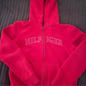Tommy hilfiger zip hoodie - En superfin zip hoodie från Tommy hilfiger i ett superfint skick då den bara är använd ett fåtal gånger🤍säljer även en sånhär fast i sweatshirt