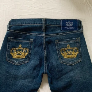 Victoria Beckham jeans - DIREKTPRIS:850 Jeans från Victoria Beckham🫶 ovanligt med såna här i så bra skick 10/10 skick, som nya med alla rhinestones kvar🤍   Midja:78(+stretch) innerbenslängd:87 (SÄLJER FLER VB PLAGG)