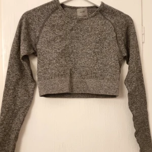 Aim'n tränings topp - Grå långärmad träningströja. Använd ett par ggr. Storlek L men något liten i storleken.