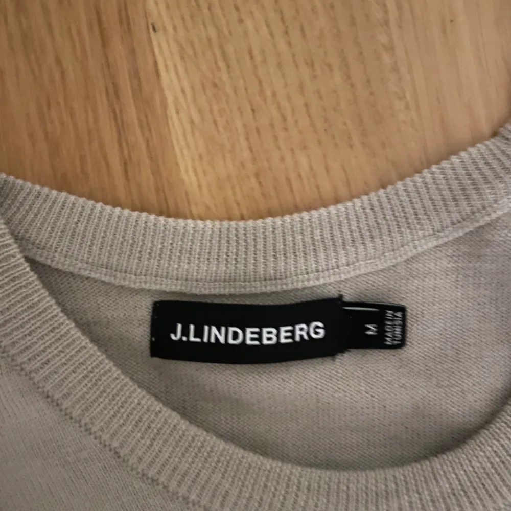 Två stycken J.Lindeberg tröjor. Tröjorna är väldigt mjuka och även stretchiga. Dem är enstaka använda och därmed har dem inga skador eller fläckar. Helt rena. Nypris per styck var 1200kr. Jag säljer en för 400 och två för 700. Men priset går att diskuter. Tröjor & Koftor.