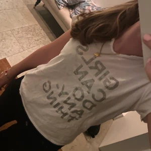 Zadig tröja - Nu säljer jag denna super super fina t-shortsen från Zadig. Köpte på Zadigs hemsida för ca ett år sedan men har ej kommit till användning. T-stirren är i skick 9/10 utan fläckar eller slitningar. Den är köpt för 1250 och säljs för 500❣️Pris kan diskuteras!