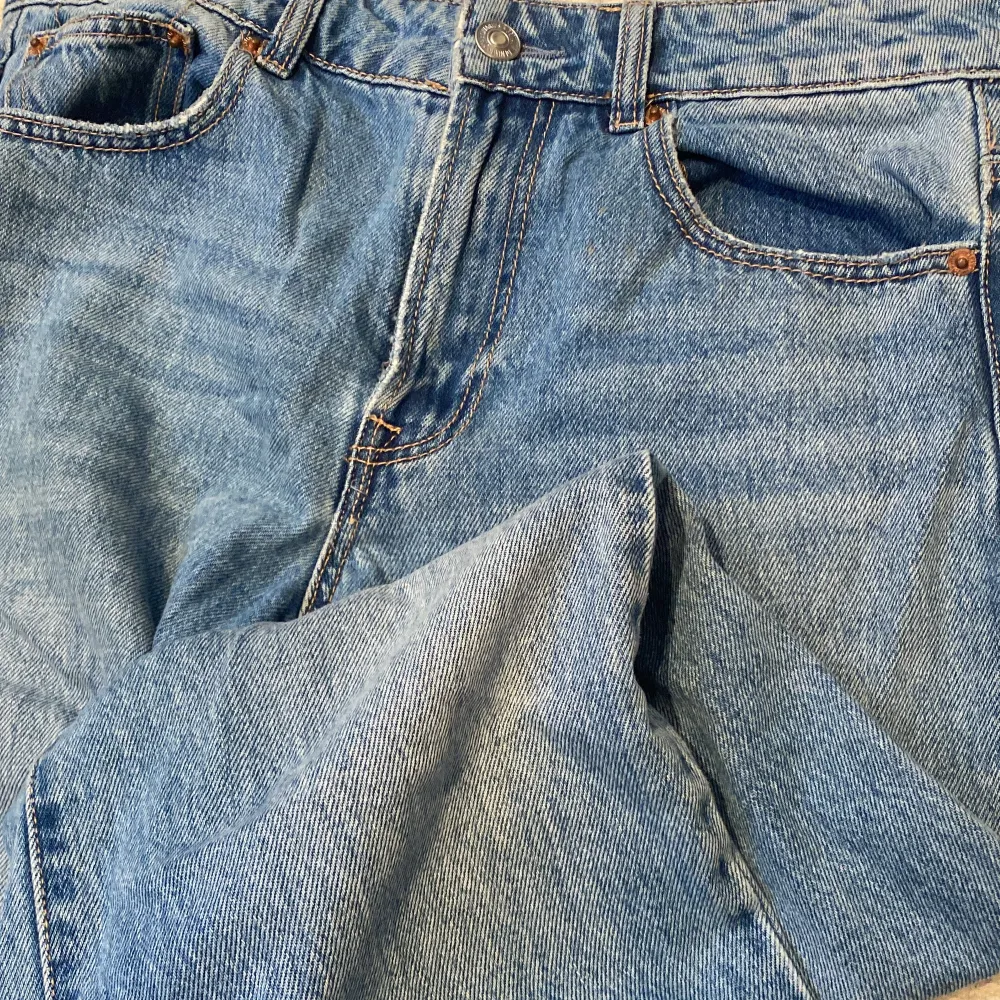 Dom perfekta lågmidjade jeansen! Straight modell med vintage-tvätt. Modellen är egentligen mid/high waist men de sitter lägre på mig med storlek 36💛Säljer flera liknande<3. Jeans & Byxor.