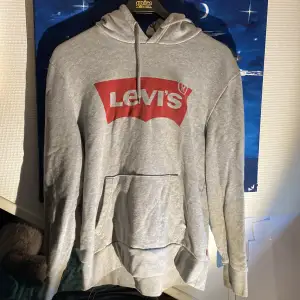 Hej!! Detta är en Levis tröja, jag har aldrig använt den, den passar mig men jag vill inte har den, den är over size, skicka till mig om ni vill ha mer info/ Kira❤️