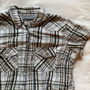Rutig skjorta - En supersöt rutig kortärmad skjorta från Kappahl. Aldrig använt själv med köpt på secondhand. Liten i storleken då den passar mig bra (lite oversized) & jag är en S!