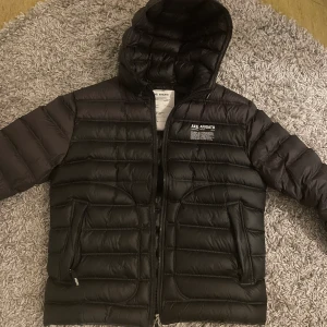 Axel arigato jacka storlek S  - Varsamt andvänd jacka i fint skick. Säljs pga förliten. Storlek S nypris 3100