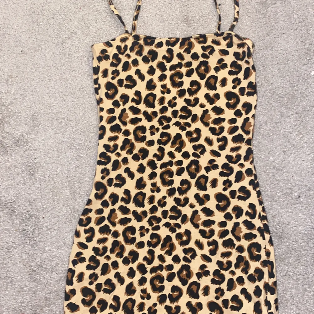 Leopard klänning kort tajt. Klänningar.