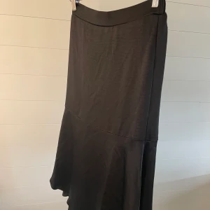 ❤️‍🔥Satinkjol från Nelly❤️‍🔥 - En superfin, svart satinkjol med slits och resår från Nelly!! I stl XS