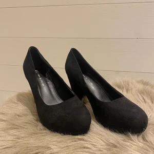 Klackskor  - Jättefina klackskor som endast är använd en gång. Storlek 37💕💕 köpta på Din sko, nypris 399
