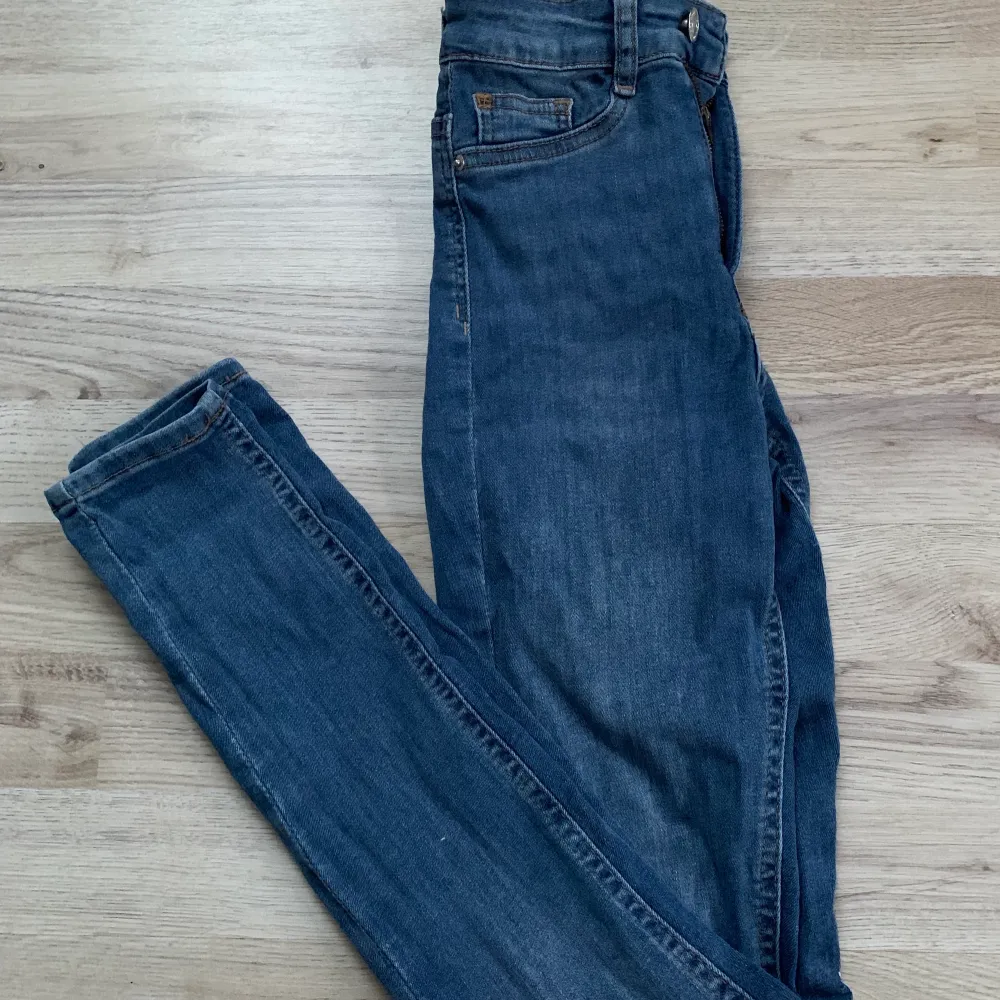 Blåa Molly jeans från ginatricot. Använd nåra gånger annars i väldigt fint skick. Nypris 299kr säljes för 150kr💞 ge gärna ett bud😊. Jeans & Byxor.