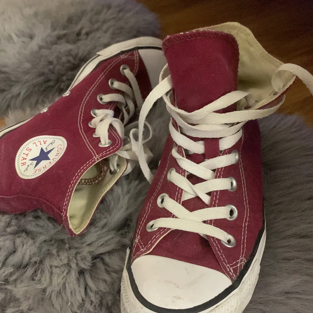 Ett par jätte sköna Converse, som jag använder ungefär 2-3 gånger men säljer dom på grund av att jag har andra skor och använder aldrig dessa. Dom är äkta och det är bara o komma dm för mer information/ bilder !🤍. Skor.