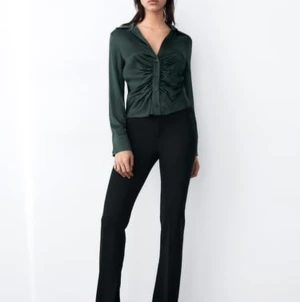 Mörk grön Silkes skjorta  - Alldrig använt prislapp finns kvar 🤍