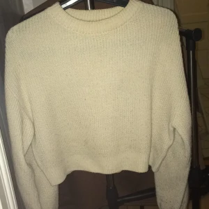 Stickad tröja - Cropped stickad tröja