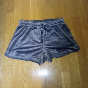 Shorts  - Mörk gråa Cecilia velore shorts i storlek M men passar S och XS, knappt använd och är i bra skick 