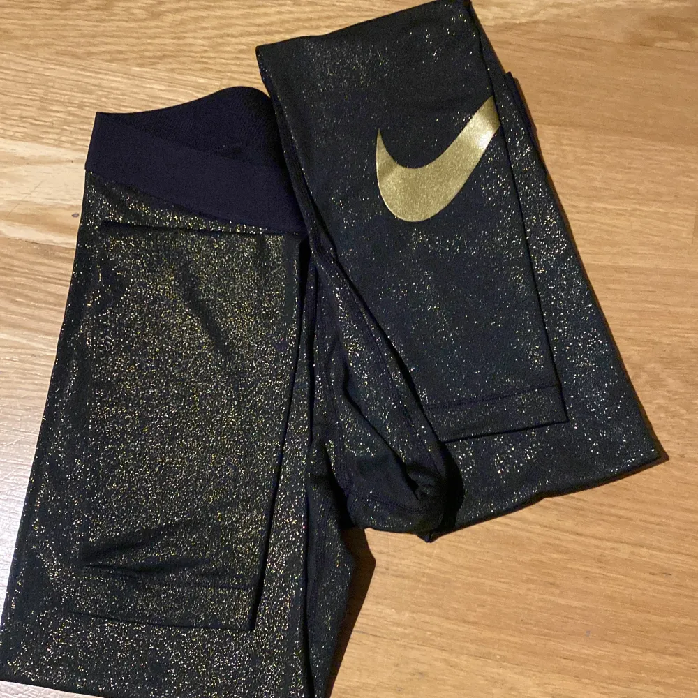 Svarta glitter tights från Nike i stl S. Jeans & Byxor.