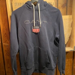 Gant Hoodie - Mörk blå GANT hoodie, sällan använd, lite blekt i tyget av ålder.