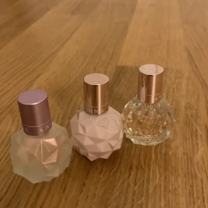 Ariana grande  - 3 full size Ariana grande parfymer som inte heller kommit till användning original pris är 600 för alla i ett pack på kicks  men säljer dom för 200 för alla här!Så om man vill köpa alla så kostar de 200 men om man vill köpa en för sig så kostar en 100