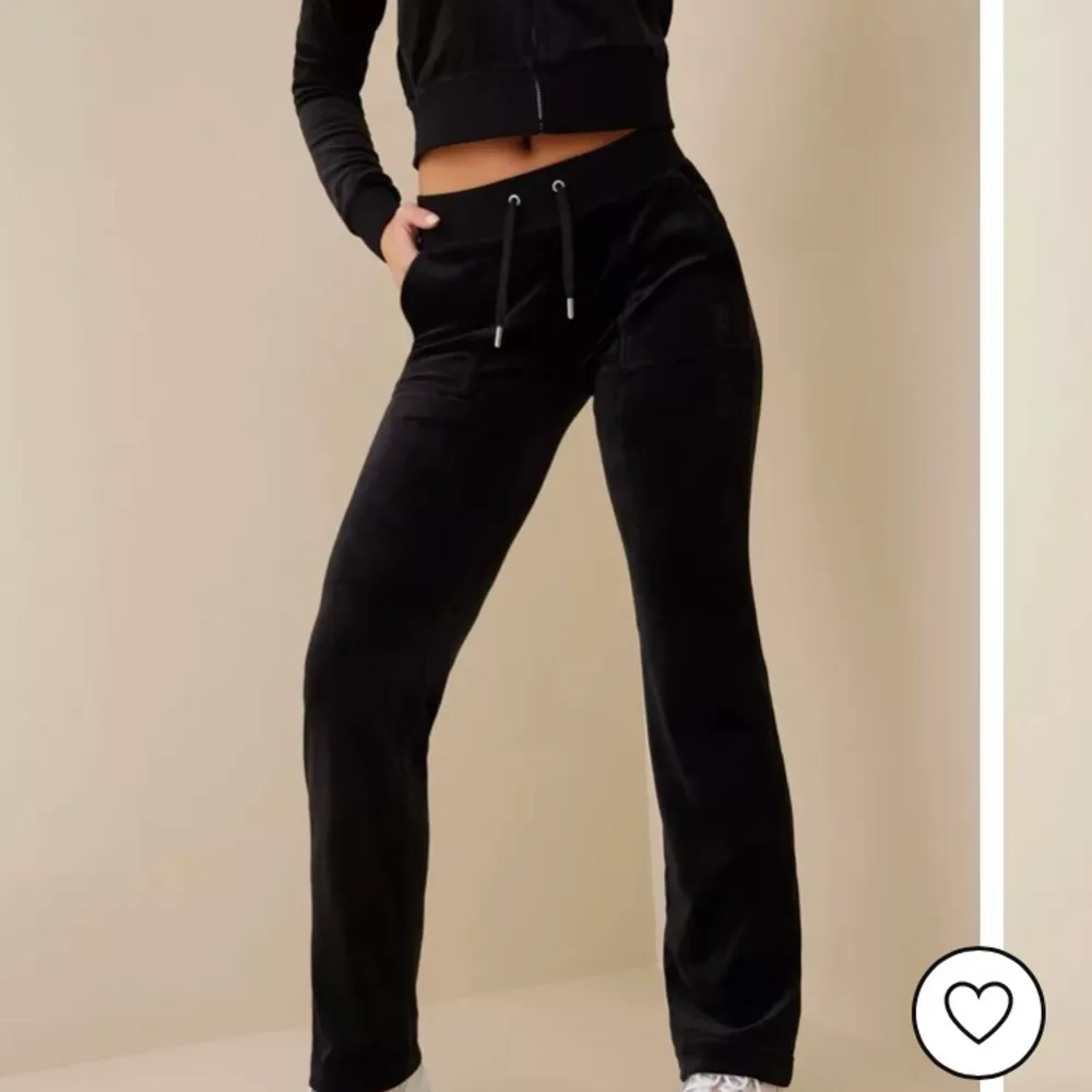 Säljer svarta juciy couture byxor i storlek s då dem var lite förstora för mig. Har bara använt dem 2 gånger.. Jeans & Byxor.