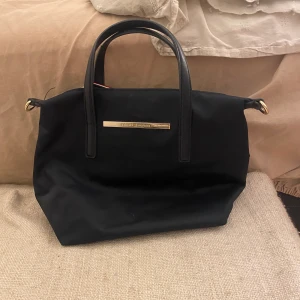 Väska från Tommy Hilfiger  - Väska från Tommy Hilfiger💞