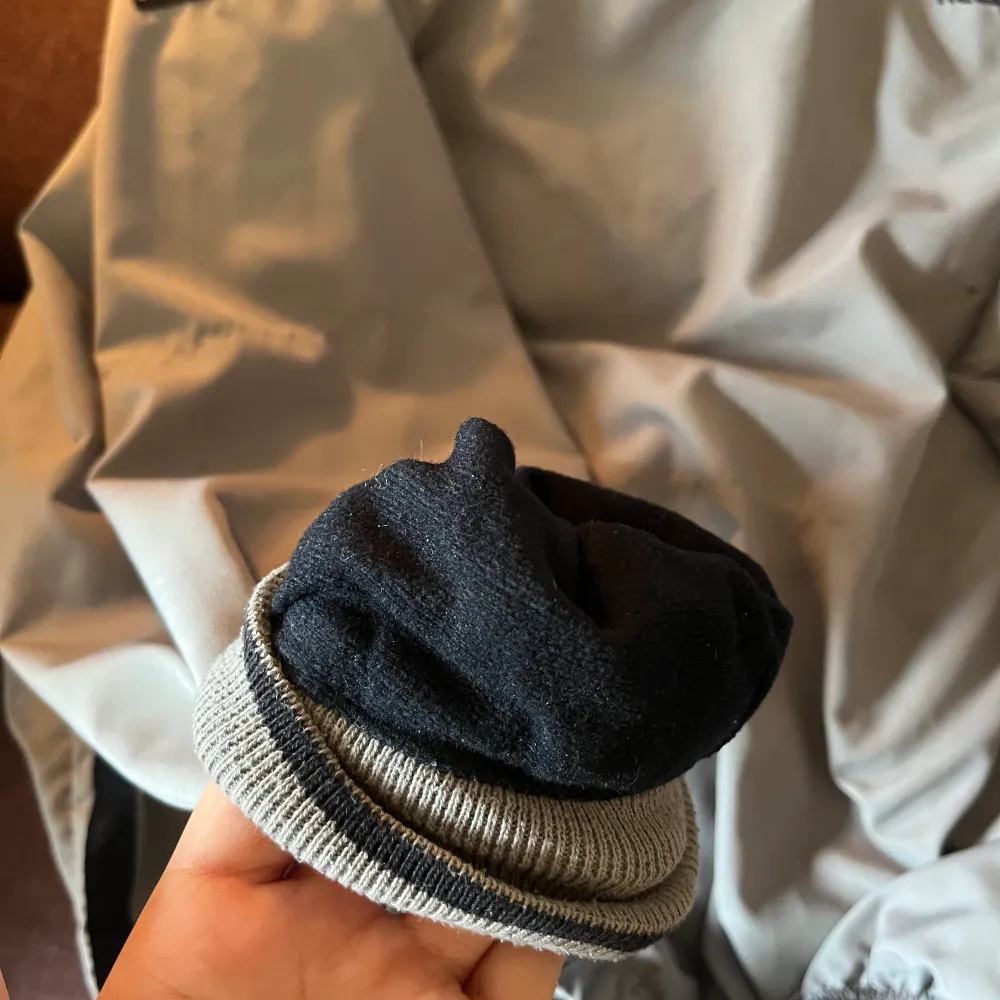 Tjock Reebok tröja med flis material inuti. Jättemysig. Något slags reflex material på utsidan. Tyvärr har tröjan ett hål i översta lagret samt en fläck.. Tröjor & Koftor.